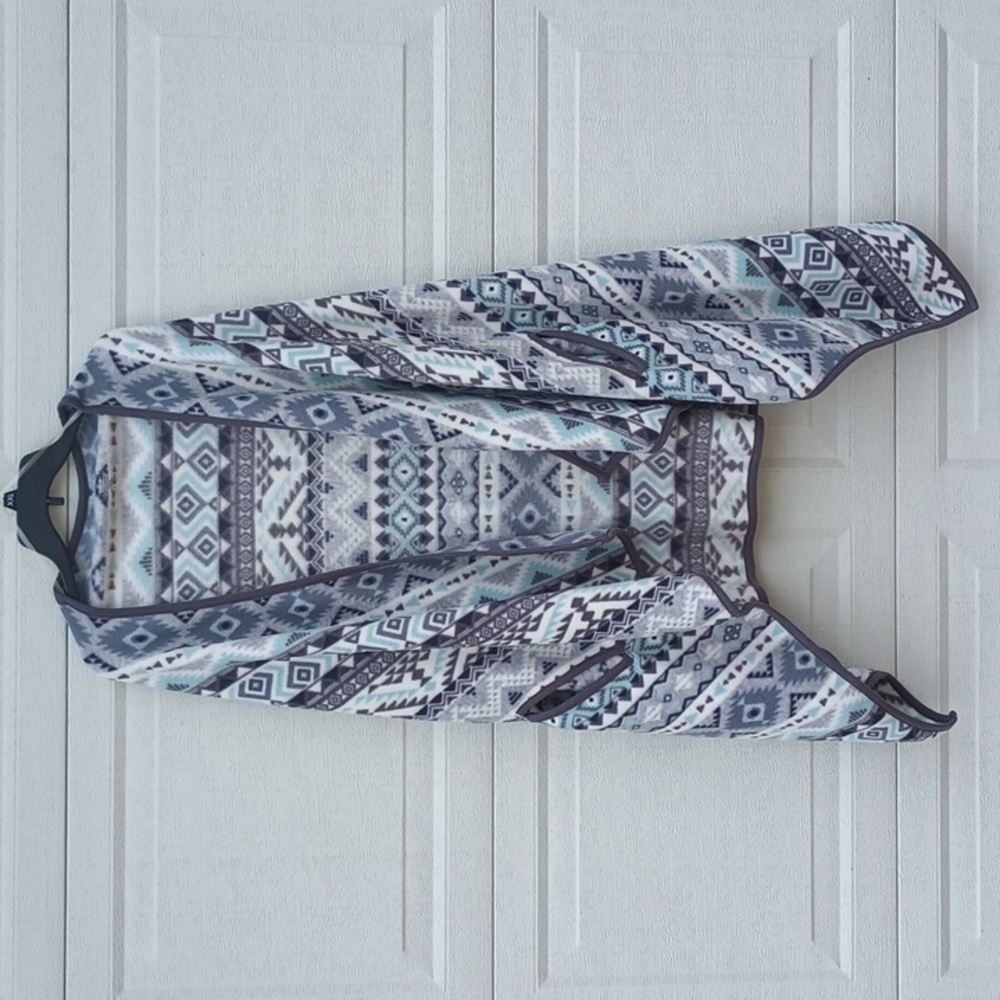Cuddl Duds Soft Plush Nordic Aztec Fleece Cape Poncho Jacket White Gray Blue S/M